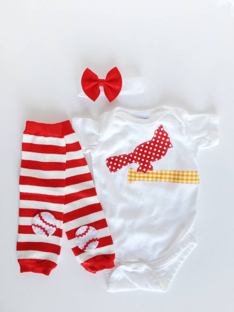 Kardinal-Vogel Auf Einem Bat Ein Stück Mit Roten Und Weißen Baseball-Stulpen Stirnband-Bogen von kakabaka