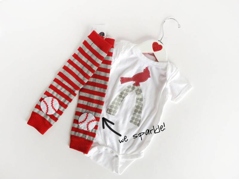 Kardinale St. Louis Arch Einteiler Mit Glitzernden Baseball-Stulpen Kardinale St. Louis Arch Einteiler Mit Glitzernden Baseball-Stulpen von kakabaka