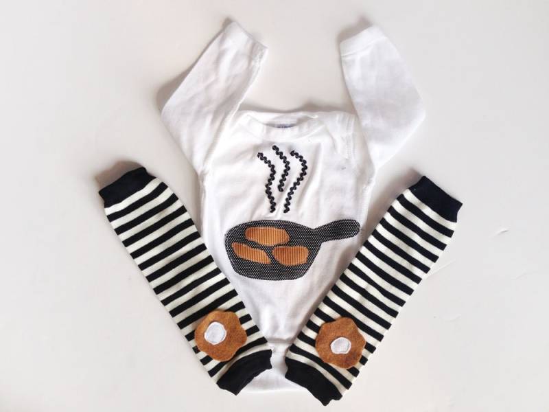 Kartoffel Latkes One Piece Lustige Hanukkah Baby Einteiler Und Gestreifte Stulpen von kakabaka