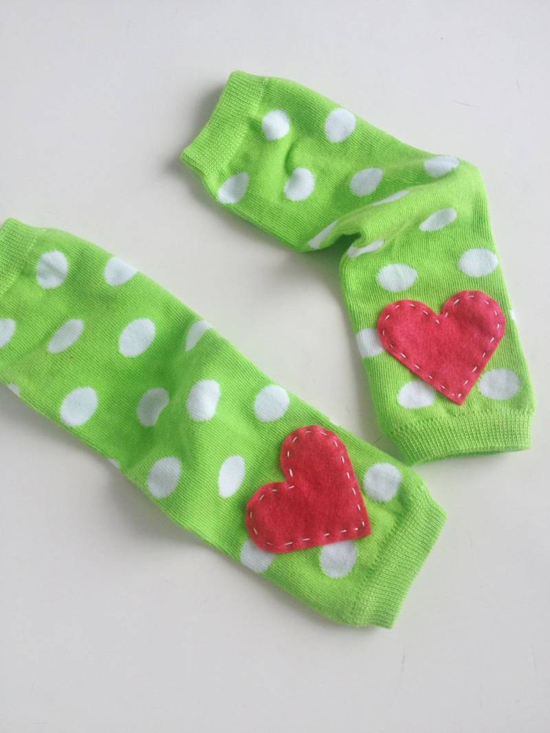 Lime Green Polka Gepunktet Herz Baby Beinwärmer Grün Und Weiß Mit Heißen Rosa Applikation von kakabaka