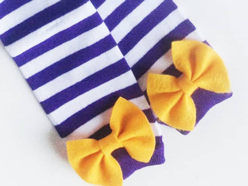 Mardi Gras Baby Stulpen, Lila Und Weiß Gestreifte Beinwärmer Mit Gold Schleife von kakabaka