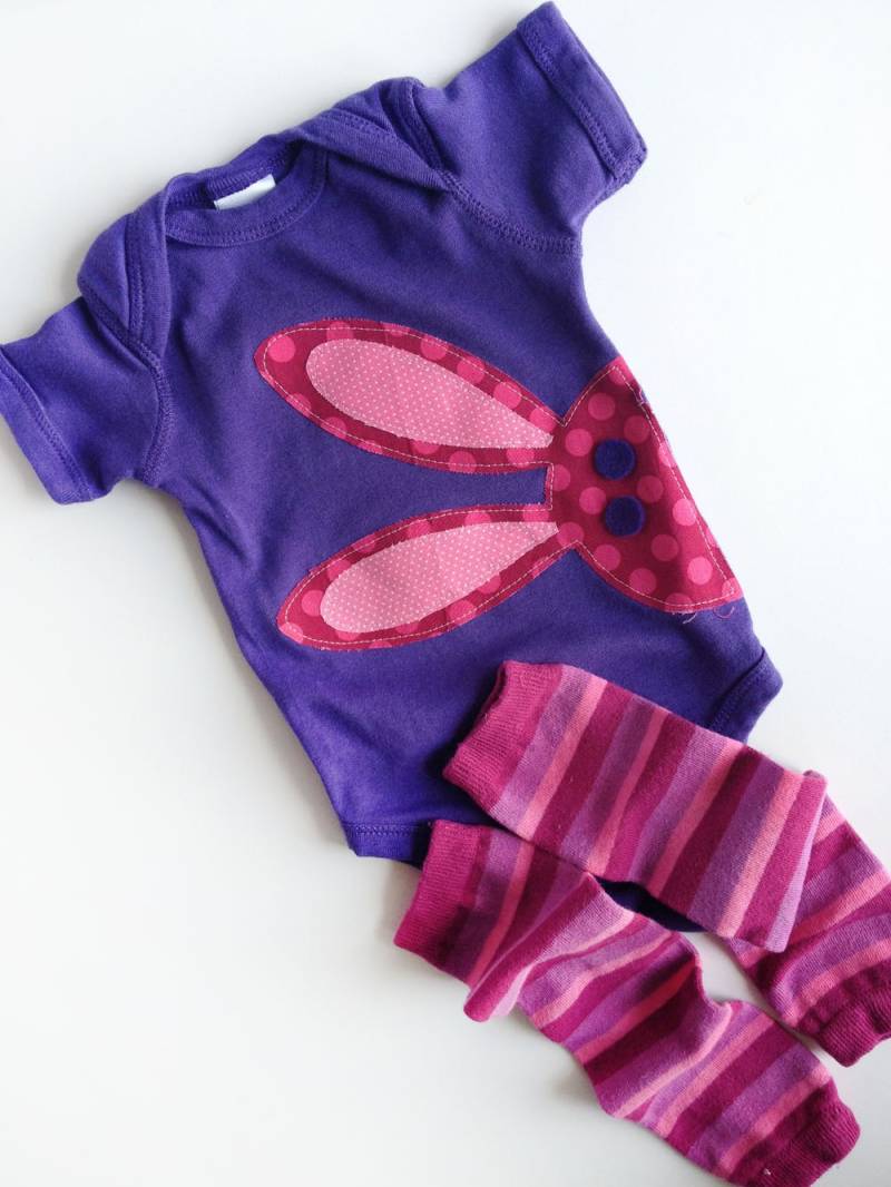 Peek A Boo Bunny Rabbit Einteiler Mit Hand Gefärbt Baby Stulpen von kakabaka