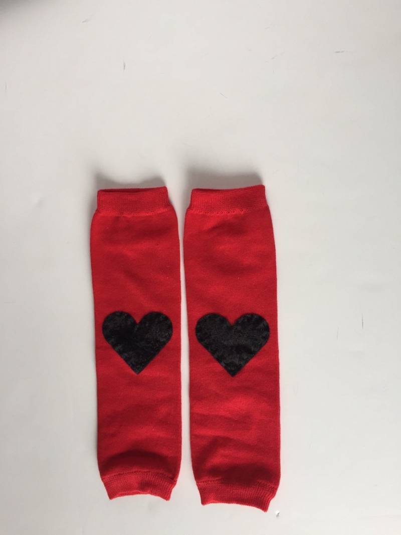 Red Heart Baby Beinwärmer Fest Rot Mit Schwarzer Samtiger Herzapplikation von kakabaka