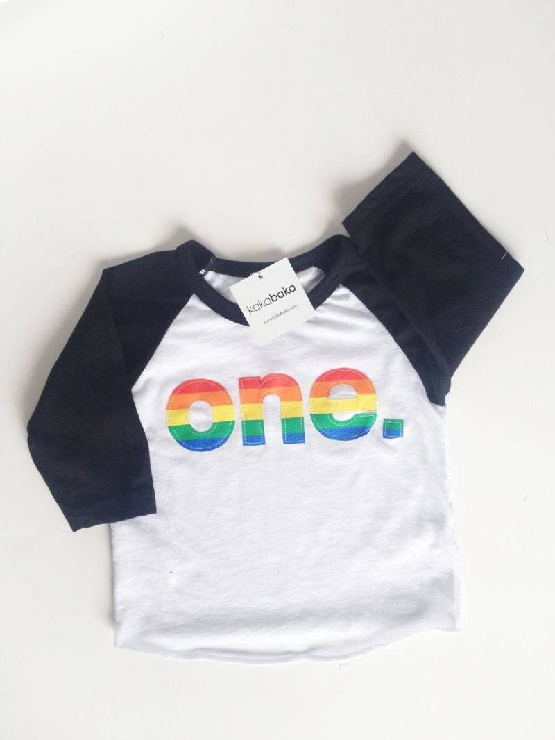 Regenbogen Raglan Geburtstag Shirt, 3/4-Länge Ärmel Baseball, Kleinbuchstaben von kakabaka