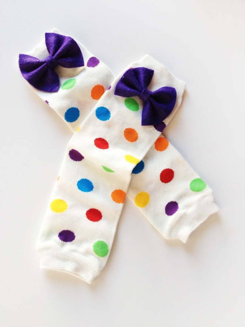 Regenbogen-Tupfen Kleinkind Schleife Stulpen Grün, Gelb, Lila, Türkis, Rot, Orange, Weiß von kakabaka