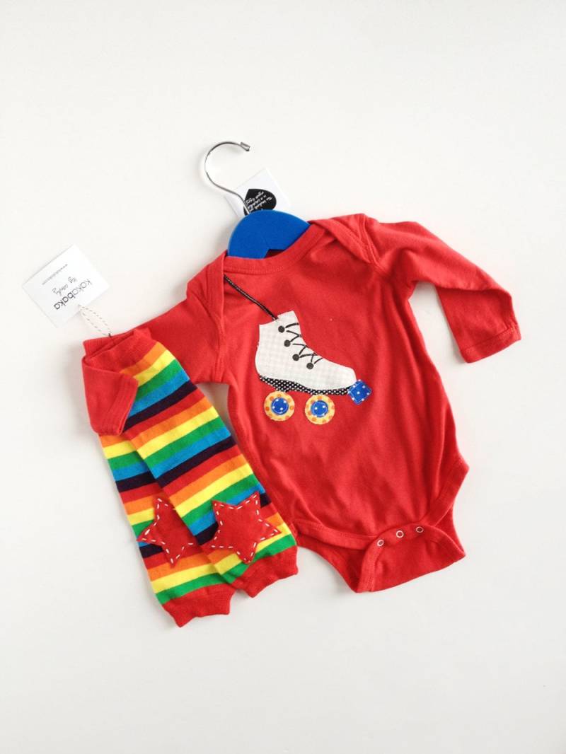 Rollschuh Rot Einteiler Mit Regenbogen-Baby-stulpen von kakabaka