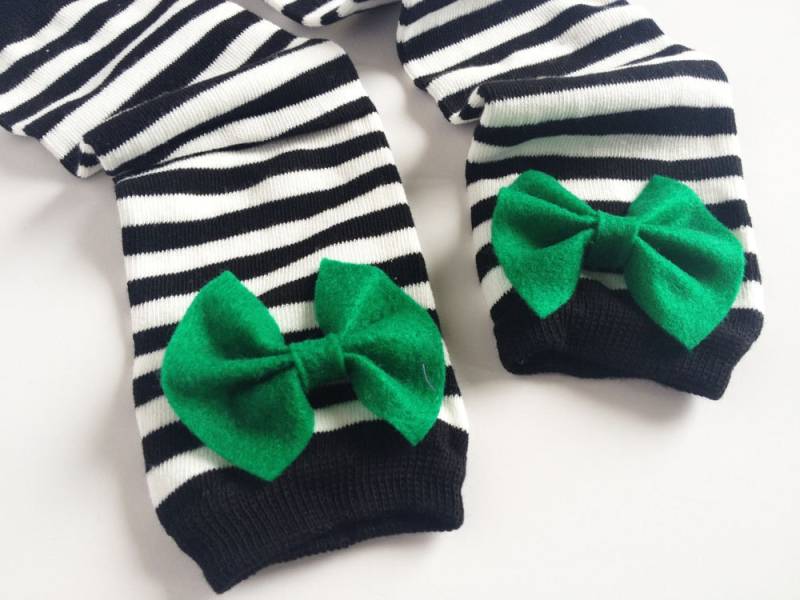 St Patricks Tag Grünen Bogen, Bogen Schwarz-Weiß Gestreiften Bow Baby Stulpen Mit Grün, Weiß, Lime von kakabaka