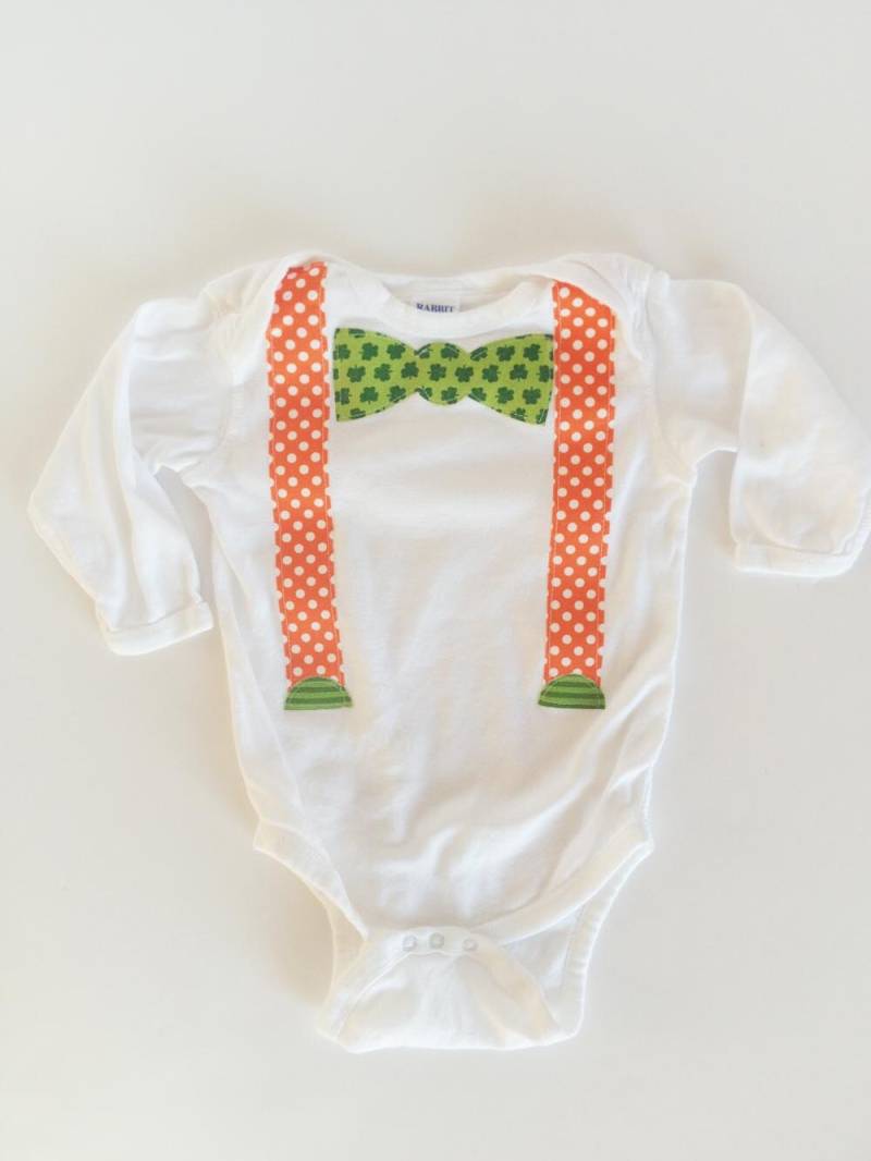 St. Patrick's Day-Fliege Und Strapse Einteiler Oder Langarm-Shirt von kakabaka