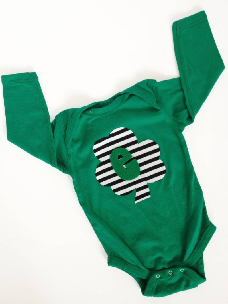 St. Patrick's Day Green Shamrock One Piece - Streifen, Initial Für Kinder & Babys von kakabaka