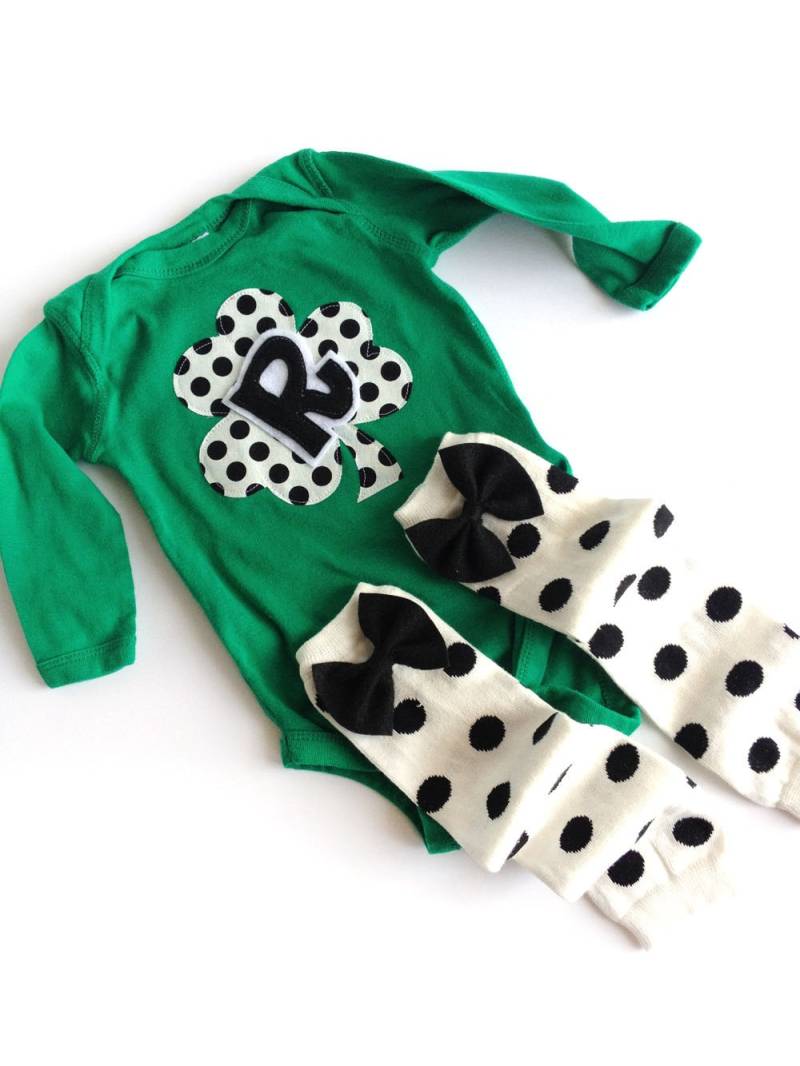 St. Patricks Day Grünen Kleeblatt Erste Einteiler Mit Polka Punktiert Baby Stulpen Schleife von kakabaka