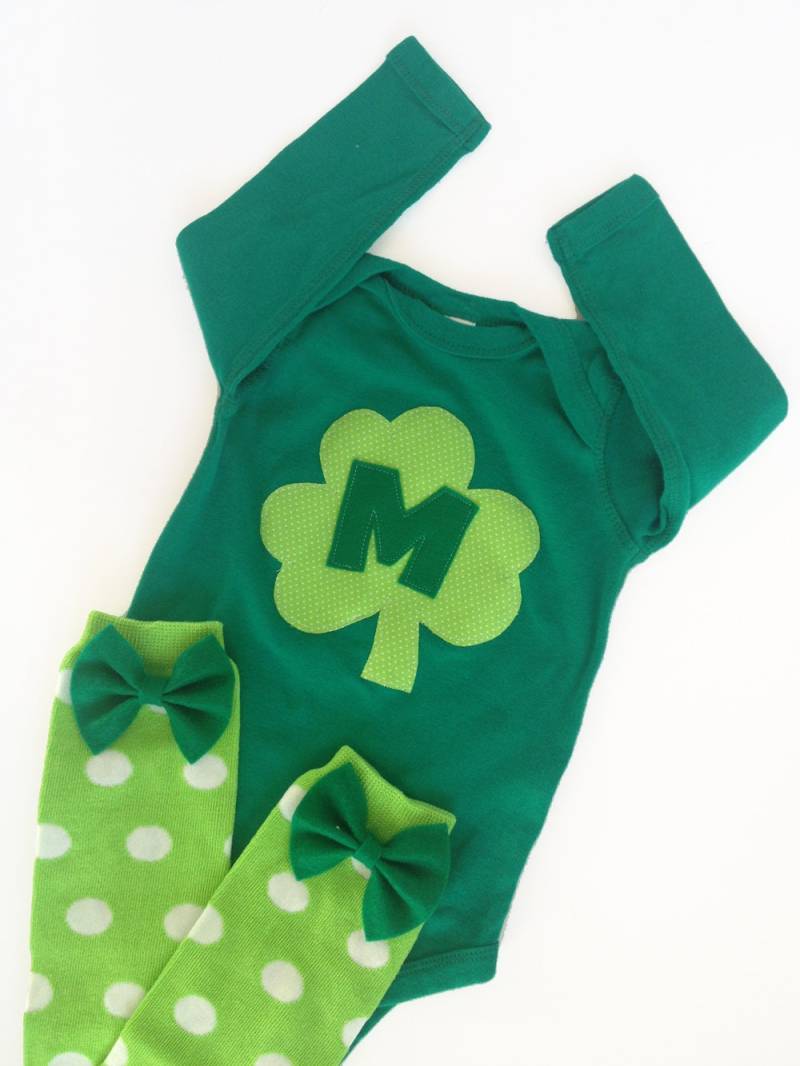 St. Patricks Day Grünen Kleeblatt Initial Einteiler Mit Polka Punktiert Baby Stulpen Schleife Und Stirnband von kakabaka