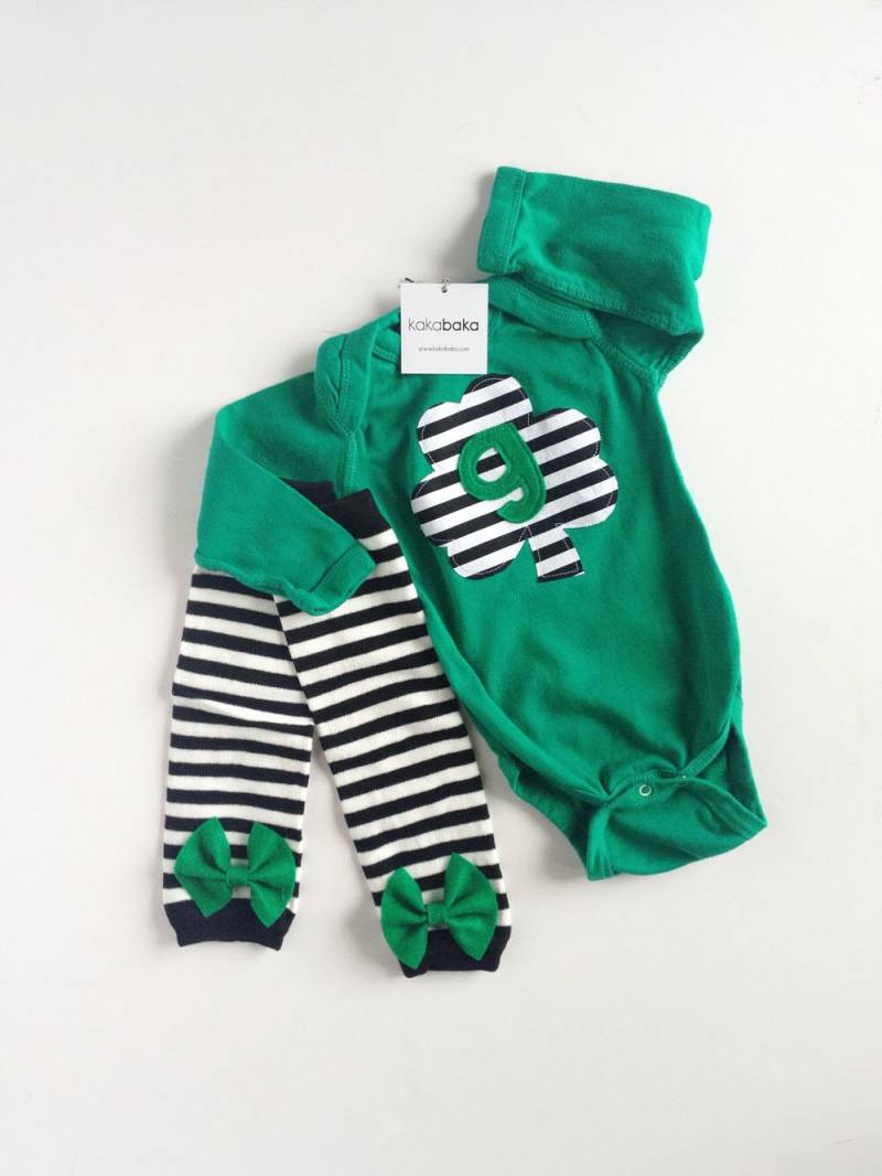 St. Patricks Tag Grünen Kleeblatt Anfangs Ein Stück Mit Gestreiften Baby Schleife Beinlinge von kakabaka