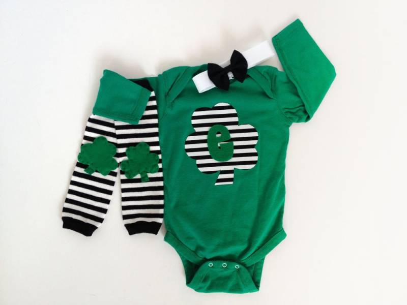 St. Patricks Tag Grünen Kleeblatt Anfangs Ein Stück Mit Gestreiften Baby-Stulpen von kakabaka