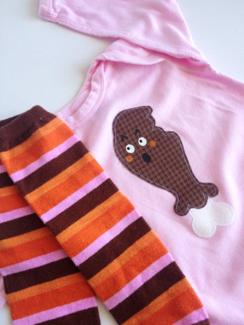 Thanksgiving One Piece Und Stulpen, Türkei Bein Drumstick Auf Pink Baby Einteiler von kakabaka