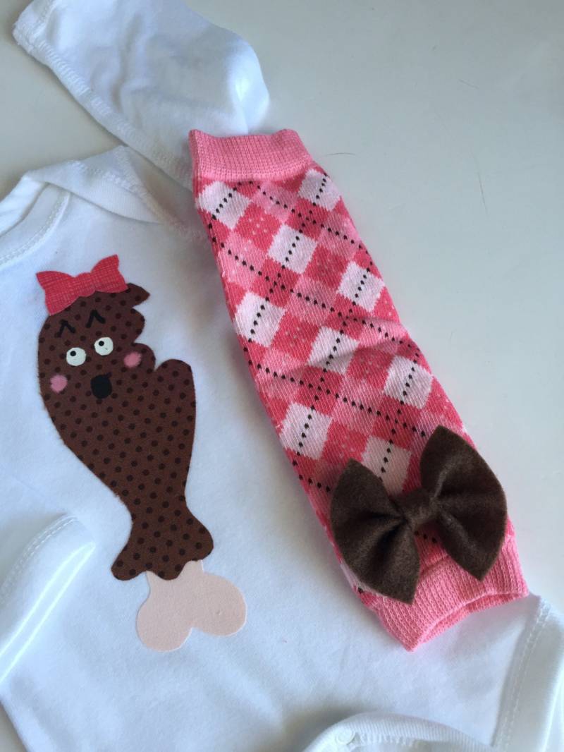 Thanksgiving One Piece Und Stulpen, Türkei Bein Drumstick Auf Pink Baby Einteiler von kakabaka