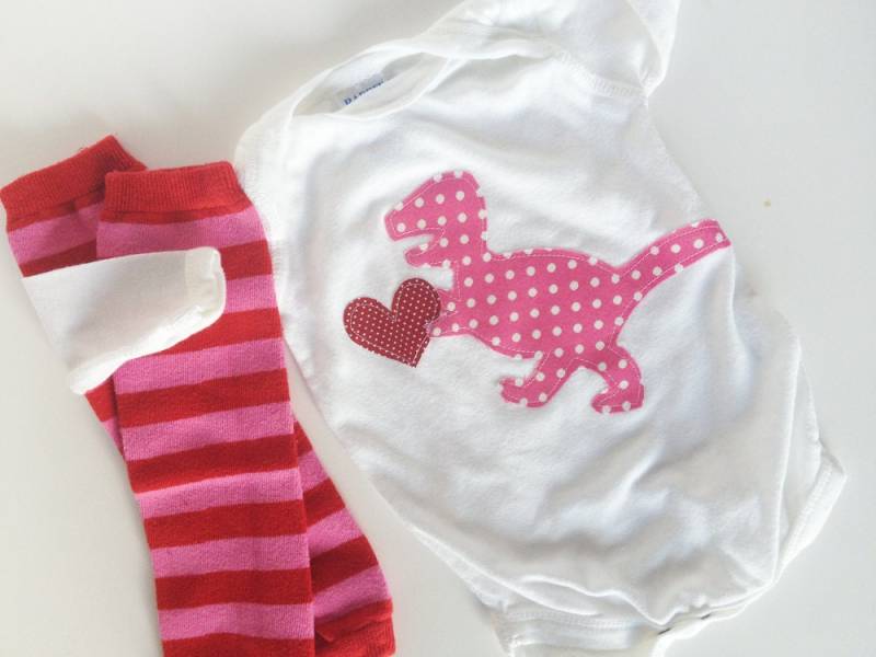 Valentine's Day One Piece Rosa Tyrannosaurus Rex Mit Hand Gefärbt Baby Stulpen Mädchen Rosa Rot T-Rex Dinosaurier von kakabaka