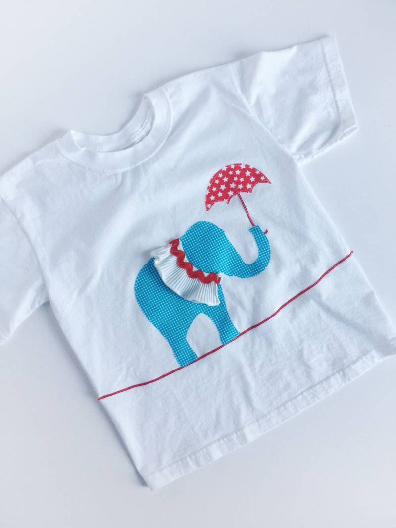 Zirkus-Elefant Auf Einer Engen Seil-Shirt Mit Regenschirm von kakabaka