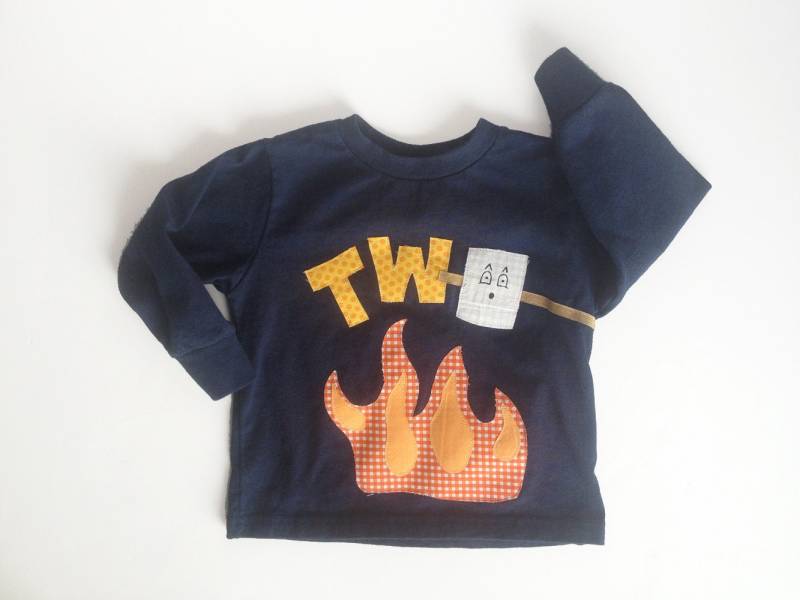 Zweiten Geburtstag Camping Geröstete Marshmallow-Shirt, Vierten Geburtstag, Erster von kakabaka