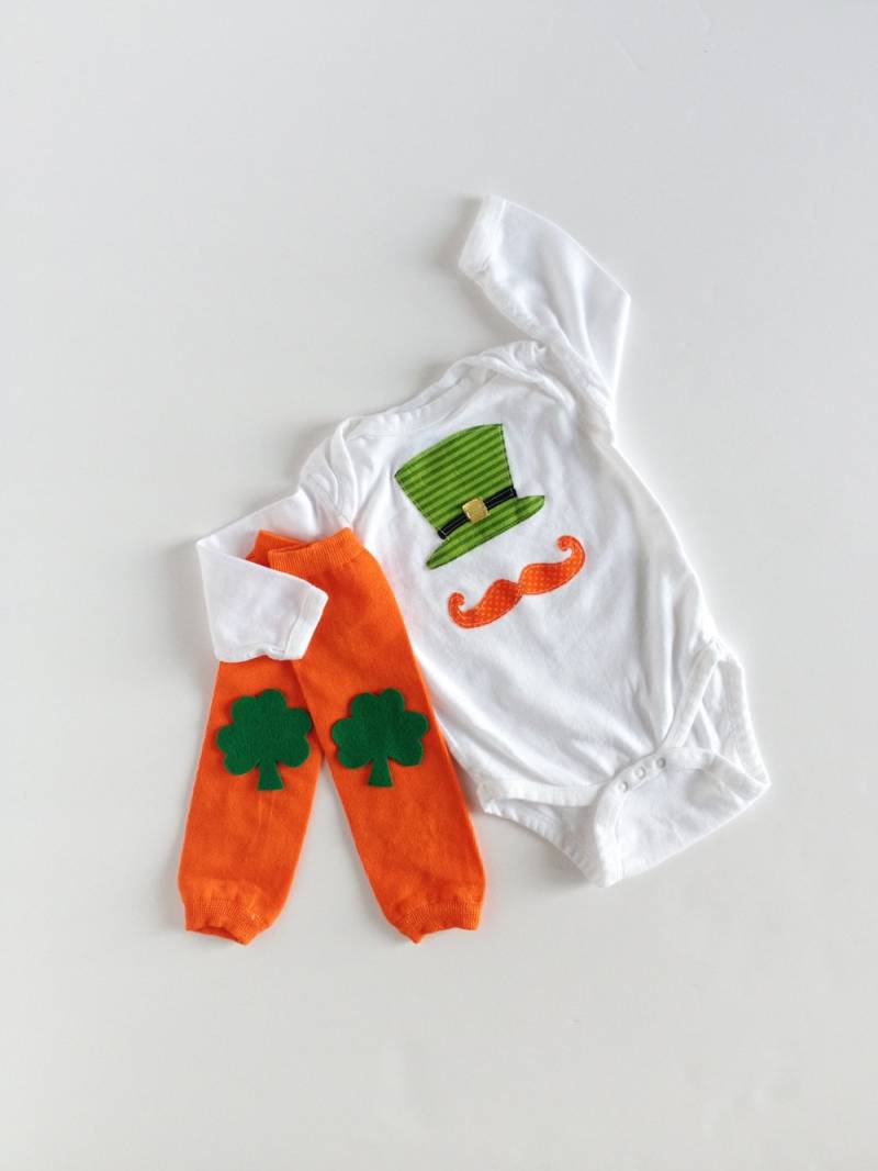 st. Patrick's Day "Kobold" Hut Und Schnurrbart Einteiler Mit Shamrock-stulpen von kakabaka