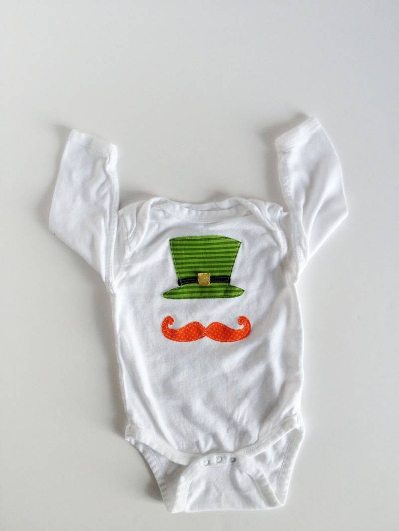 st. Patrick's Day "Kobold" Hut Und Schnurrbart-Einteiler-Shirt von kakabaka