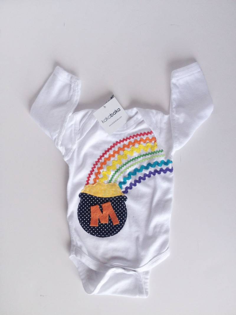 st. Patrick's Day Personalisierte Topf Mit Gold Rainbow Body Shirt von kakabaka