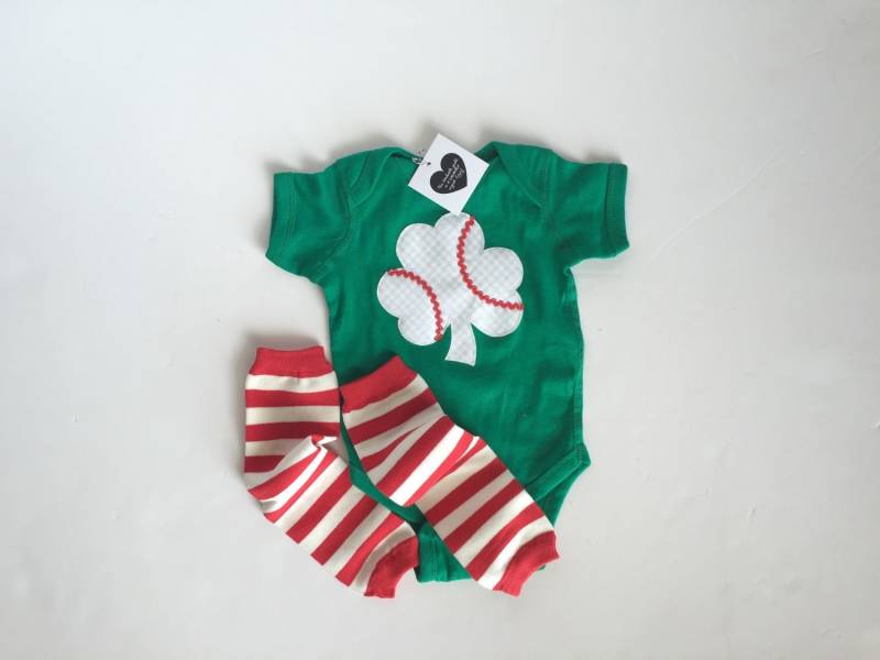 st. Patricks Day Baseball Shamrock, Babybody Und Rot-Weiß Gestreift Beinlinge von kakabaka