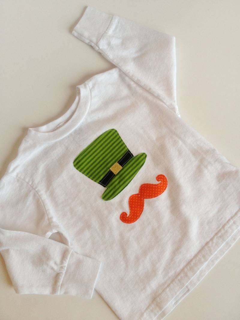 st. Patricks Day Langarm Shirt Kobold Hut Und Schnurrbart von kakabaka