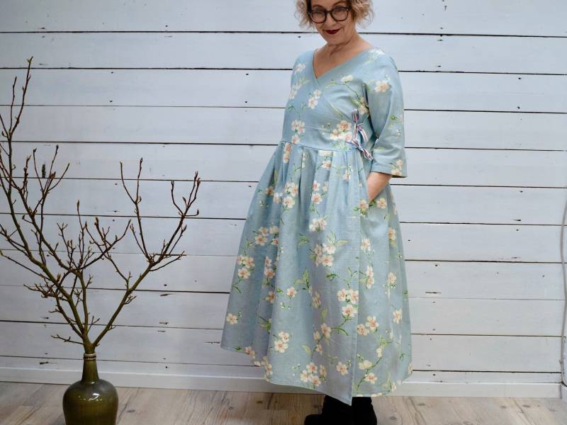 Wunderschönes Wickelkleid, Sommerkleid, Apfelblüte, Blau Oder Gelb, Auf Maß von kalajokiModedesign