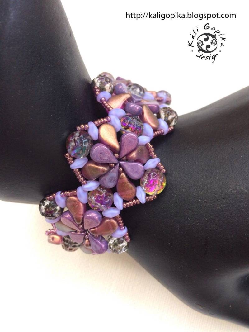 Lila Statement-Perlen-Manschettenarmband Lila Statement-Perlen-Manschettenarmband von kaligopika