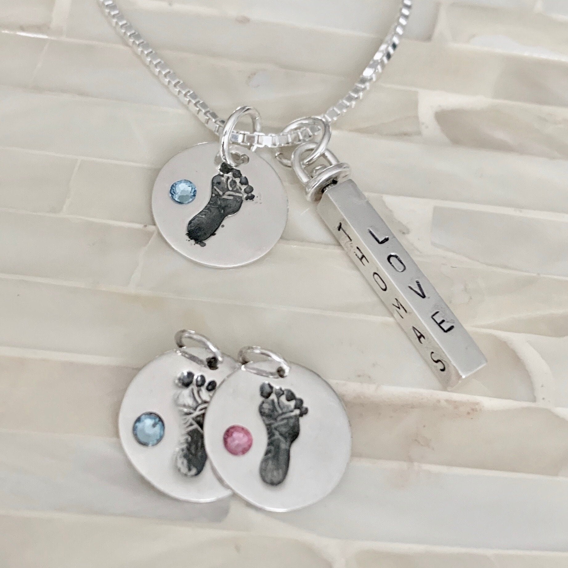 Personalisierte Baby Fußabdruck Halskette - Sterling Silber Name Bar, Neue Mutter Geschenk von kandsimpressions