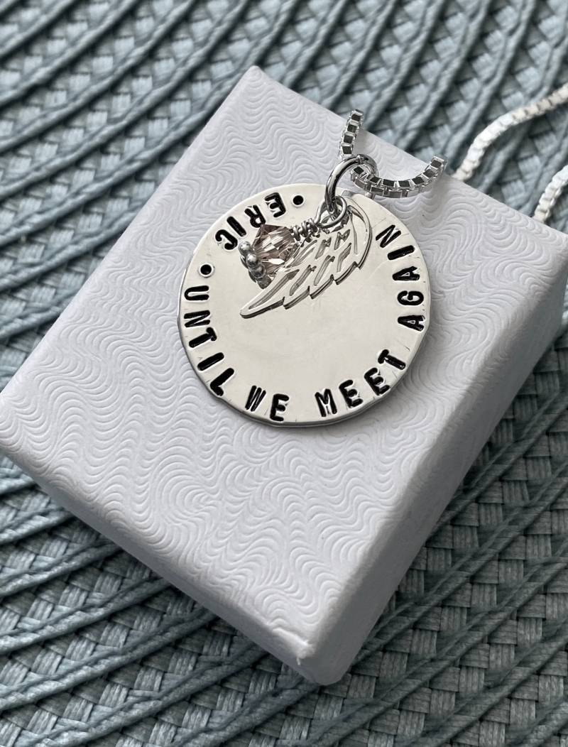 Bis Wir Uns Wieder Treffen Halskette - Gedenkkette - Verlust Geliebter Menschen - Erinnerungsgeschenk - Engelsflügel - Geburtsstein - Hand von kandsimpressions