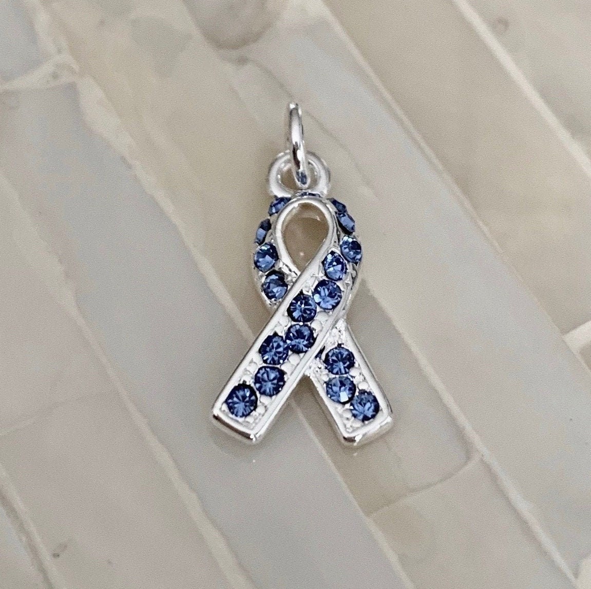 Blauer Swarovski Kristall Ribbon Charm - Sterling Silber Awareness Schmuck von kandsimpressions