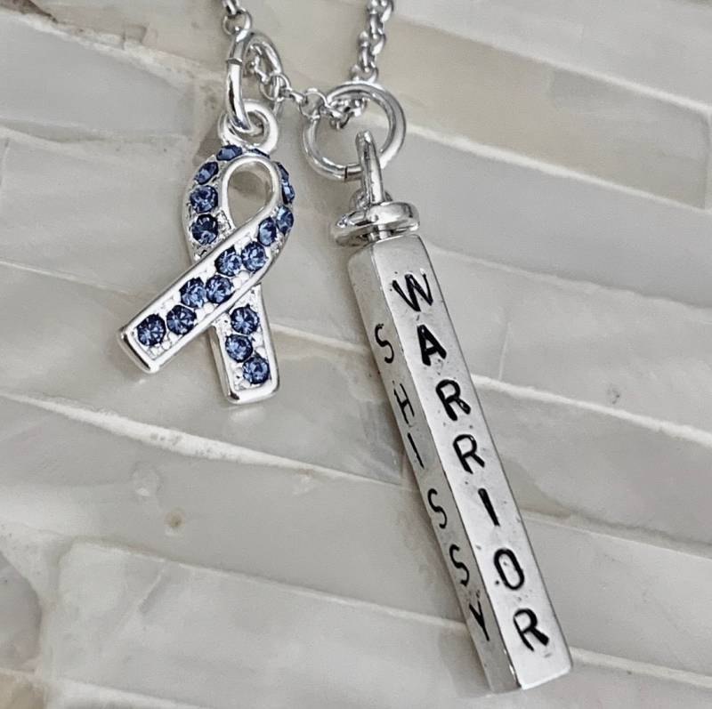 Doppelpunkt - Krebs Personalisierte Bar Halskette Darmkrebs Hirnverletzung Mukoviszidose-Blaues Bewusstseinsband-Survivor Geschenk- Unterstützung Doppelpunkt - Krebs Personalisierte Bar Halskette Darmkrebs Hirnverletzung Mukoviszidose-Blaues Bewusstseinsband-Survivor Geschenk- Unterstützung von kandsimpressions