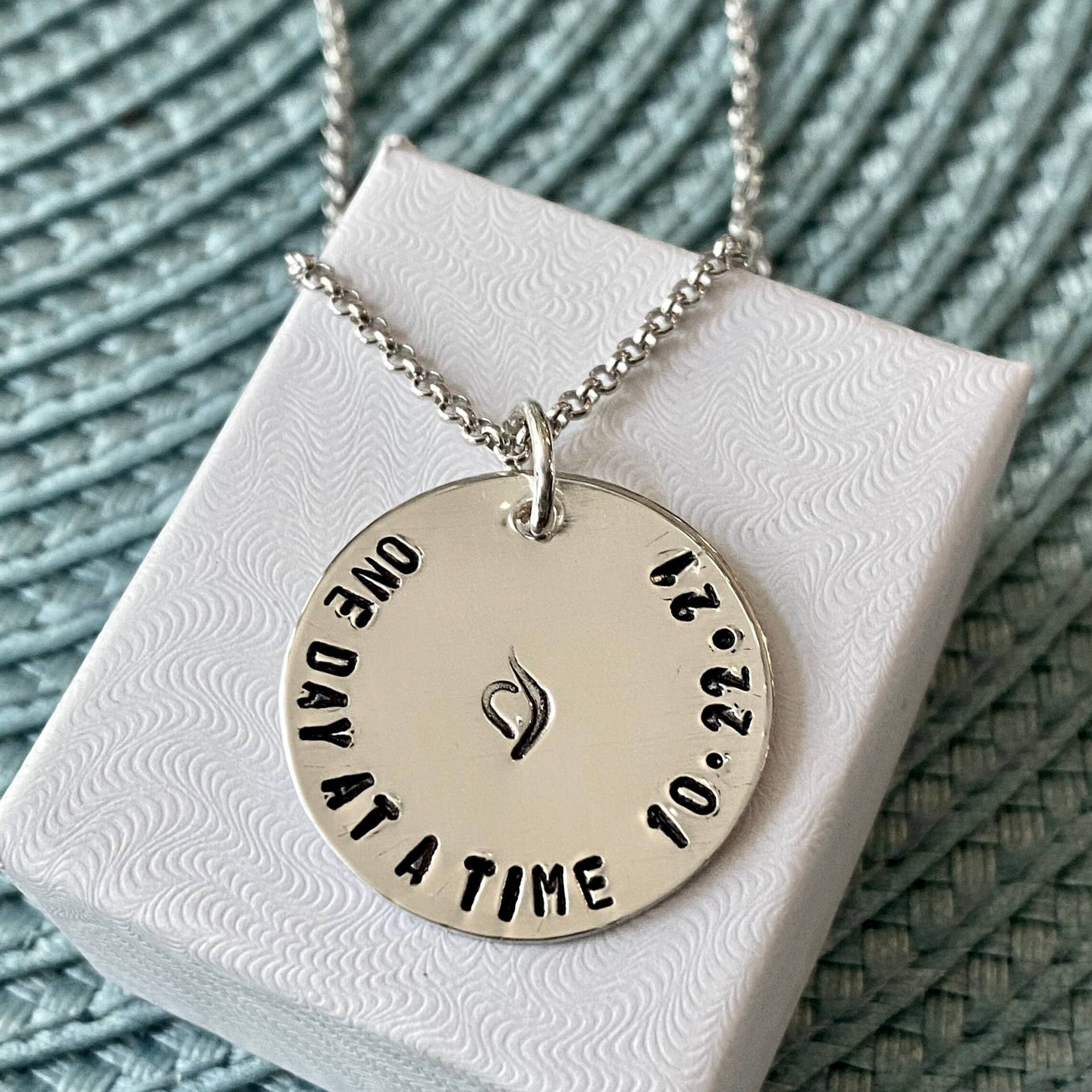 Ein Tag Nach Dem Anderen - Genesungsgeschenk, Unterstützungsgeschenk Personalisiertes Genesungsdatum Essstörunng Neda Anorexie Bulimie Ein Tag Nach Dem Anderen - Genesungsgeschenk, Unterstützungsgeschenk Personalisiertes Genesungsdatum Essstörunng Neda Anorexie Bulimie von kandsimpressions
