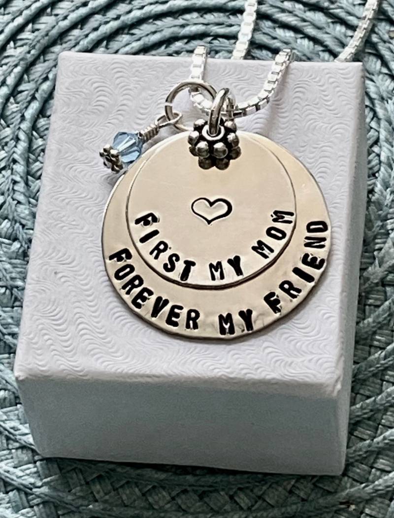 First My Mom Forever Friend Halskette - Mutter Tochter Der Braut Geschenk - Muttertagsgeschenk - Sterling Silber - Handgestempelt First My Mom Forever Friend Halskette - Mutter Tochter Der Braut Geschenk - Muttertagsgeschenk - Sterling Silber - Handgestempelt von kandsimpressions