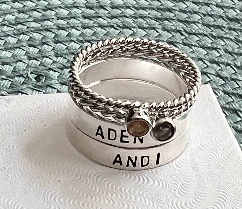 Geburtsstein Namen Ringe - Stapelbare Mutter Von Zwei Kindern Personalisierte Name Datum-Sterling Silber-Hand Gestempelt-Geschenk Für Sie von kandsimpressions