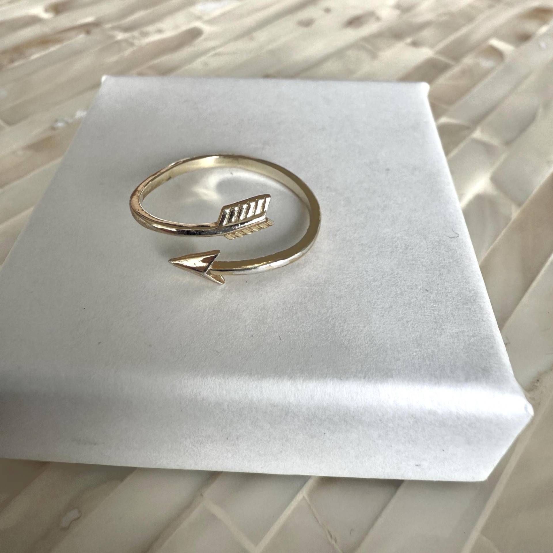 Gold Pfeil Ring - Verstellbarer Sterling Silber, Inspirierender Schmuck von kandsimpressions