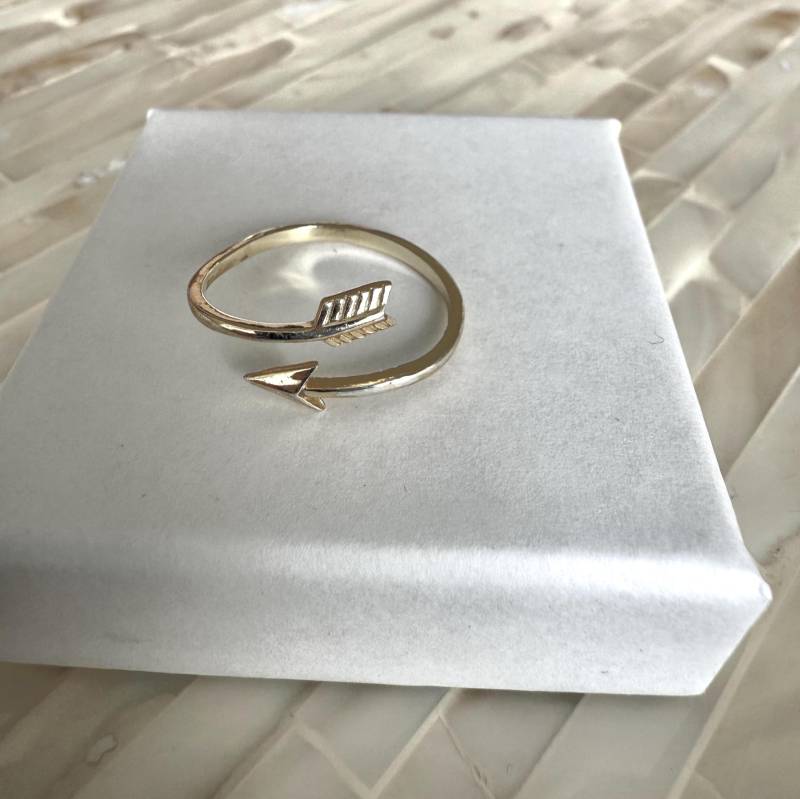Gold Pfeil Ring - Verstellbarer Sterling Silber, Inspirierender Schmuck von kandsimpressions