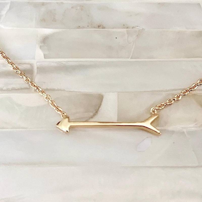 Goldene Pfeilhalskette - 14K Vergoldeter Sterlingsilberanhänger von kandsimpressions