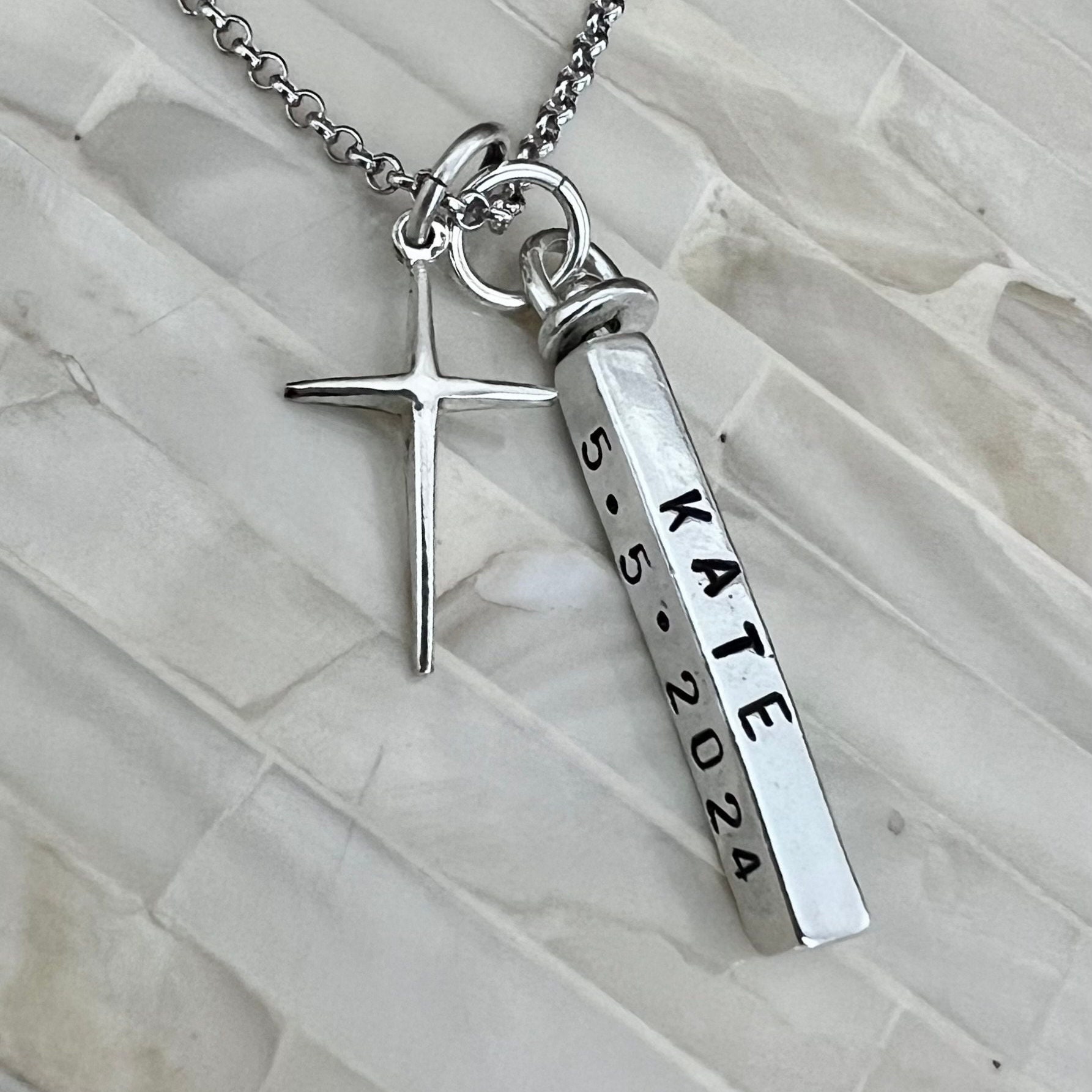 Handgestempelte Sterling Silber Kreuz Halskette - Personalisierte Religiöse Bar von kandsimpressions
