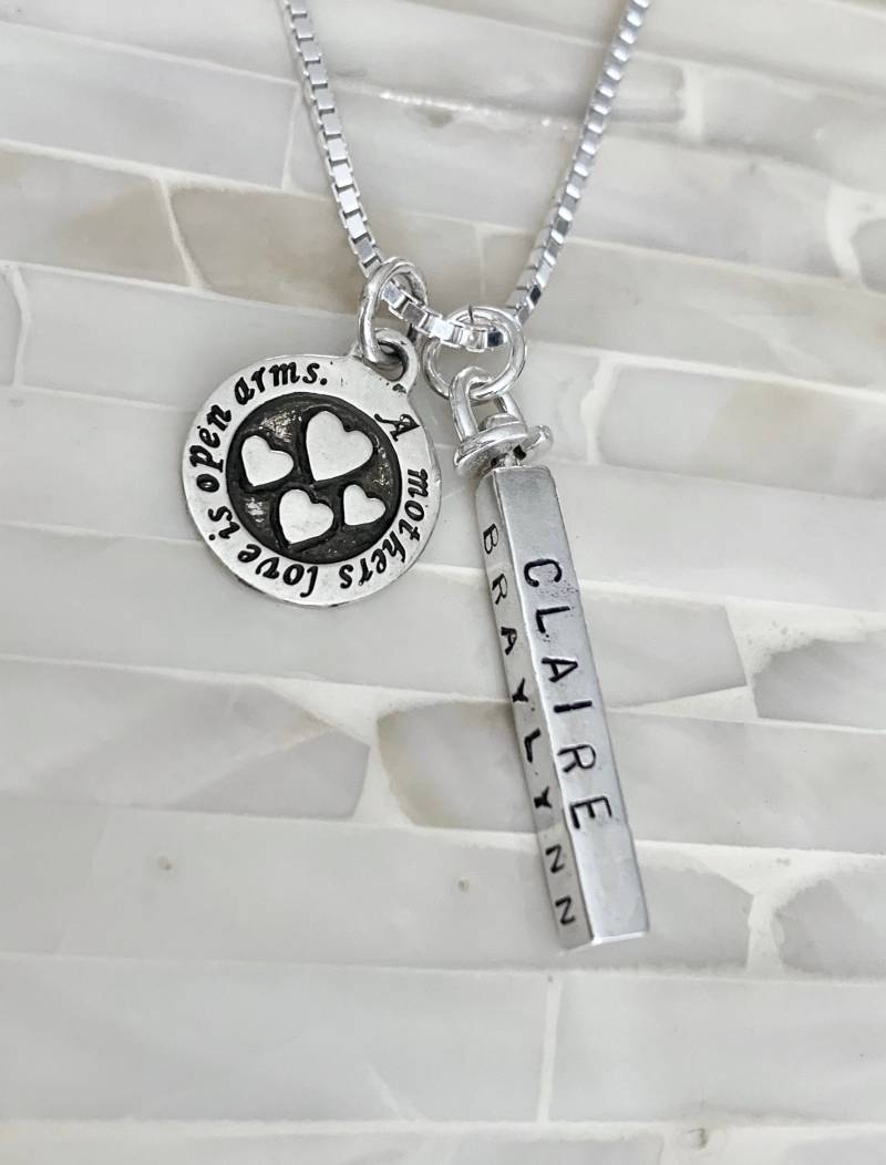 Mutter Bar Name Halskette - Personalisierte Kinder Charme Muttertagsgeschenk Mutterliebe Ist Offene Arme Vierseitige von kandsimpressions