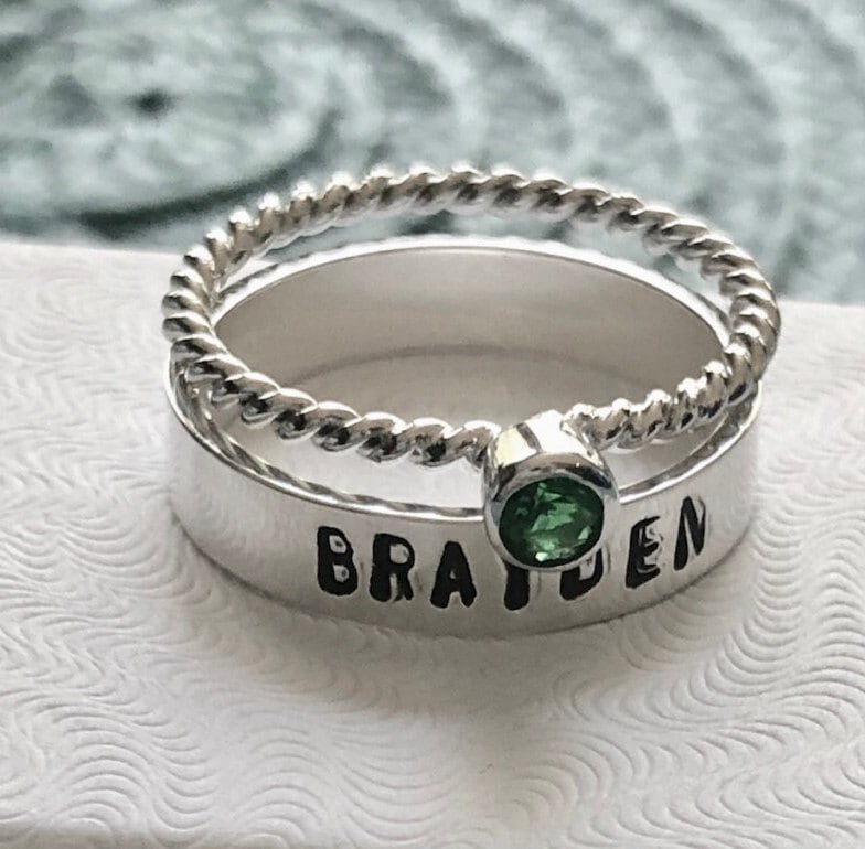 Personalisierte Sterling Silber Birthstone Ring - Hand Gestempelt Name Stacking Set von kandsimpressions
