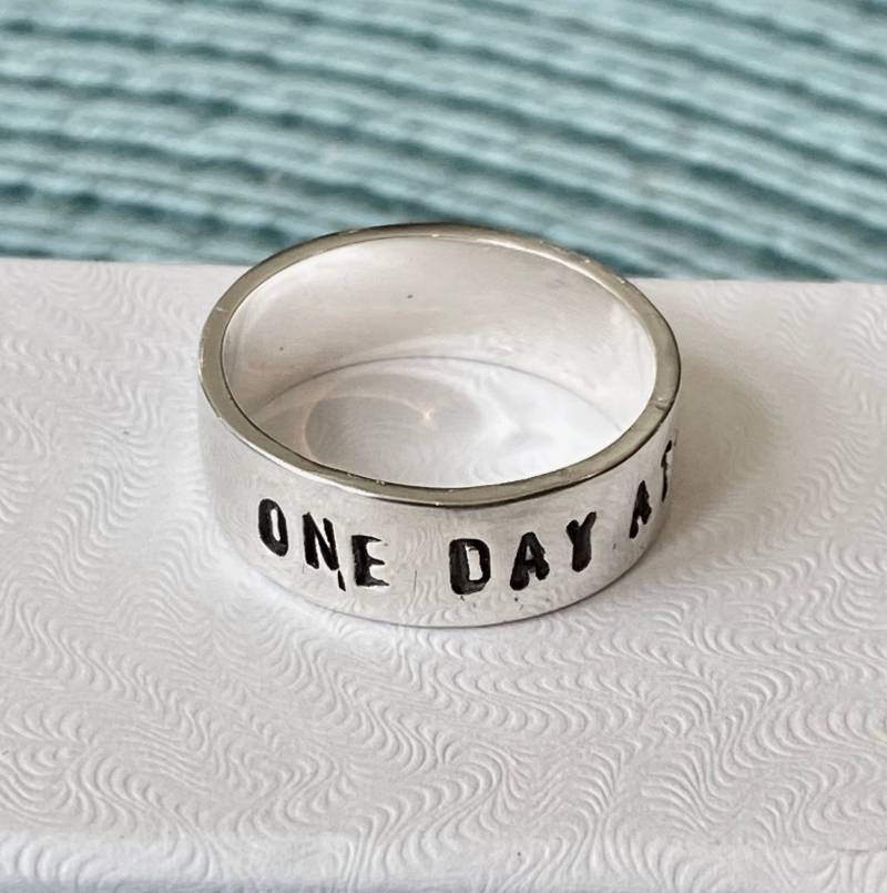 Neda- Essstörungsbewusstsein - Personalisierter Ring Anorexie Und Bulimie Genesungsdatum Genesungsgeschenk Einen Tag Nach Dem Anderen Handgestempelt von kandsimpressions