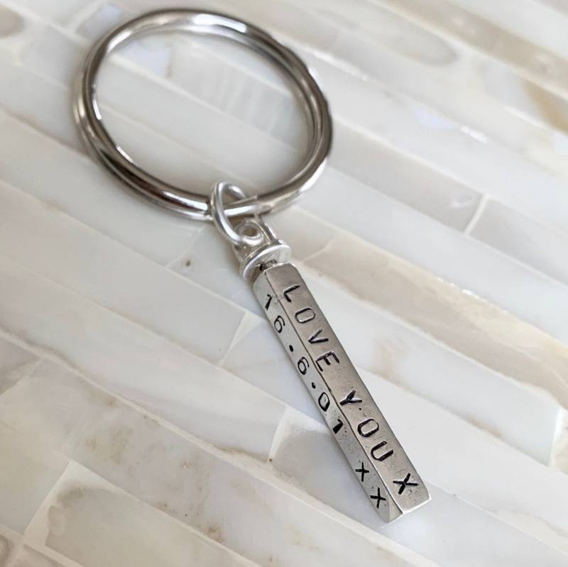 Personalisierter Schlüsselanhänger Aus Sterlingsilber Mit Vierseitiger Namensleiste, Geschenk Zum Jahrestag von kandsimpressions