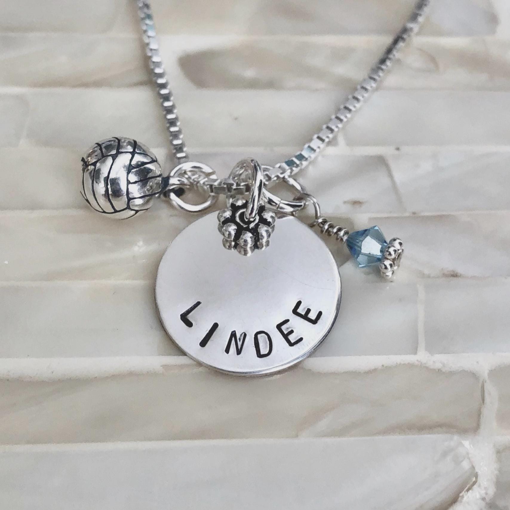 Personalisierte Sterlingsilber-Volleyball-Halskette - Handgestempelter Name & Geburtsstein von kandsimpressions