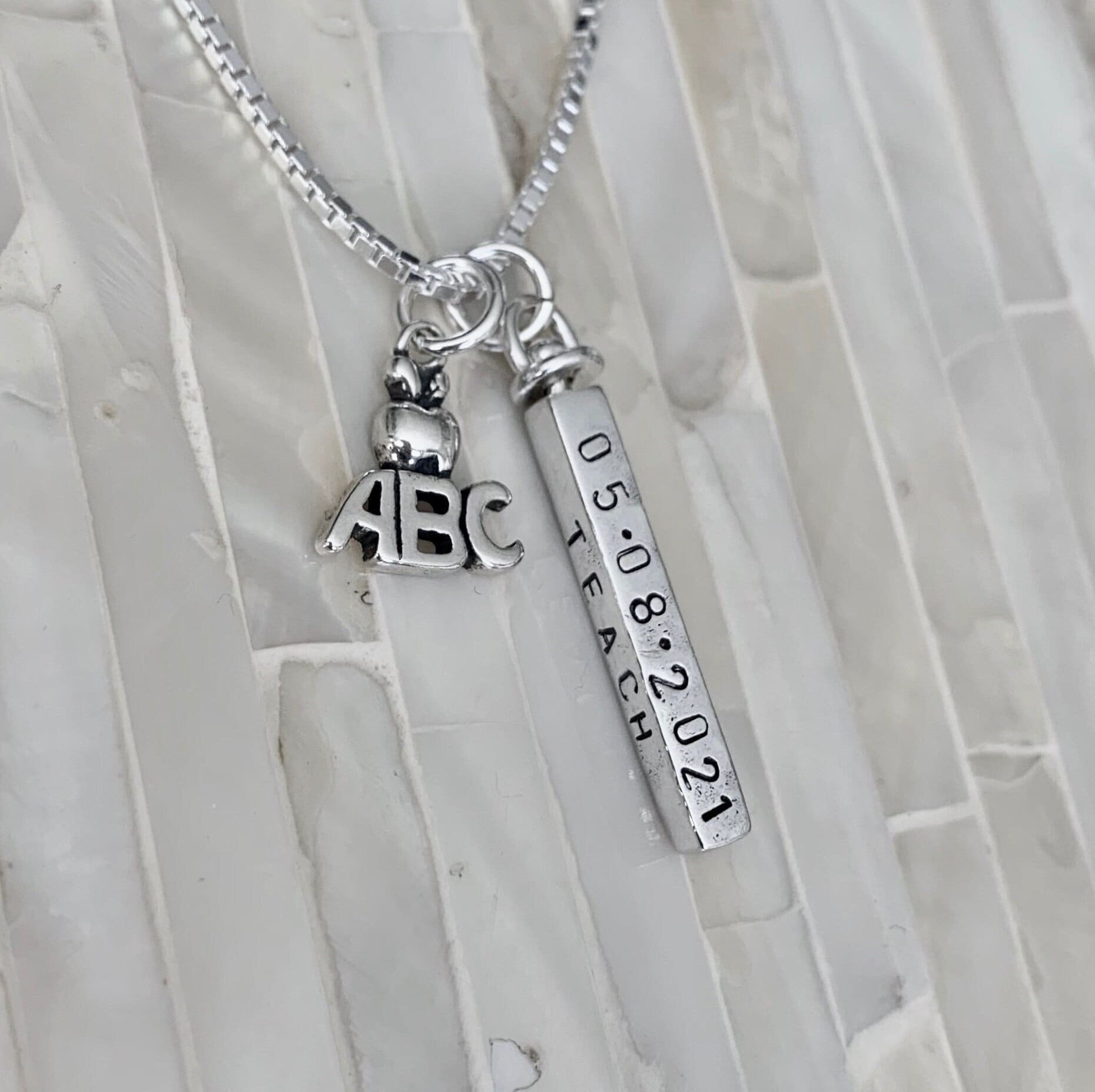 Personalisierte Lehrer Halskette - Handgestempeltes Sterling Silber, Abc Anhänger von kandsimpressions