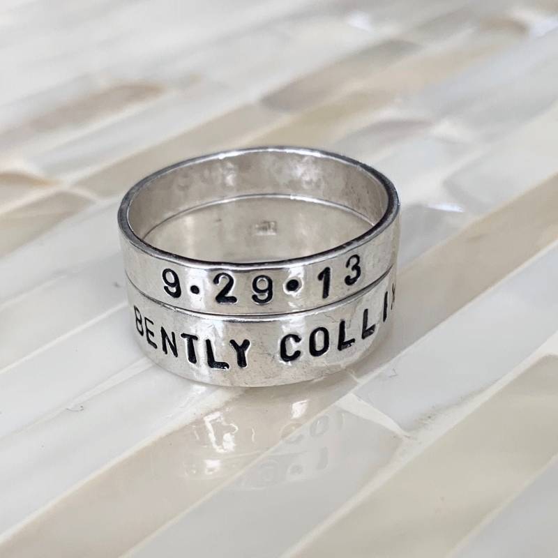 Personalisierte Sterling Silber Stapelring Set - Handgestempelt Name, Datum von kandsimpressions