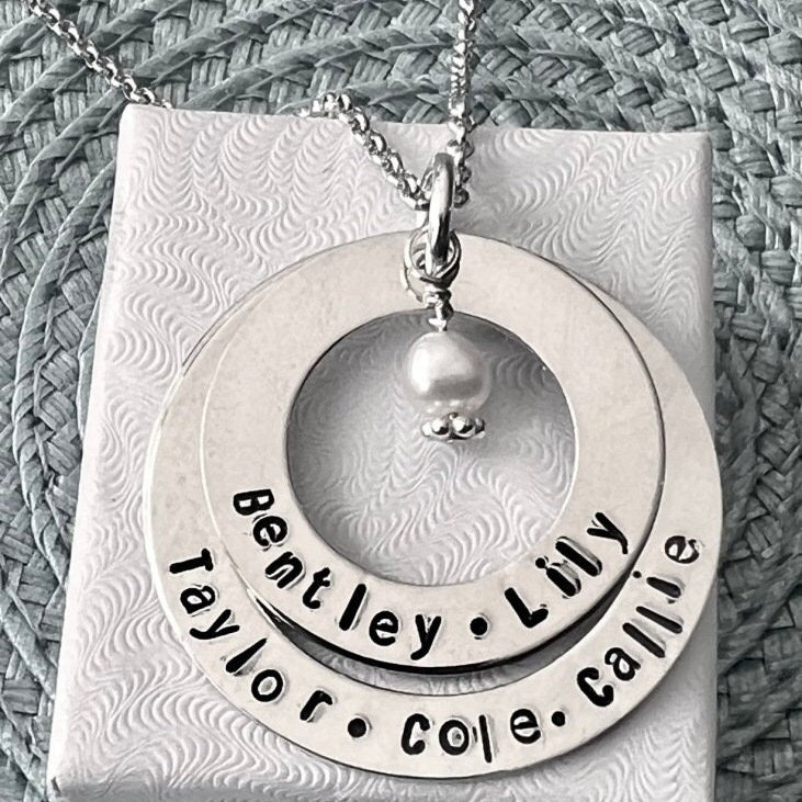 Personalisierte Sterling Silber Familie Name Halskette, Muttertag Geschenk von kandsimpressions