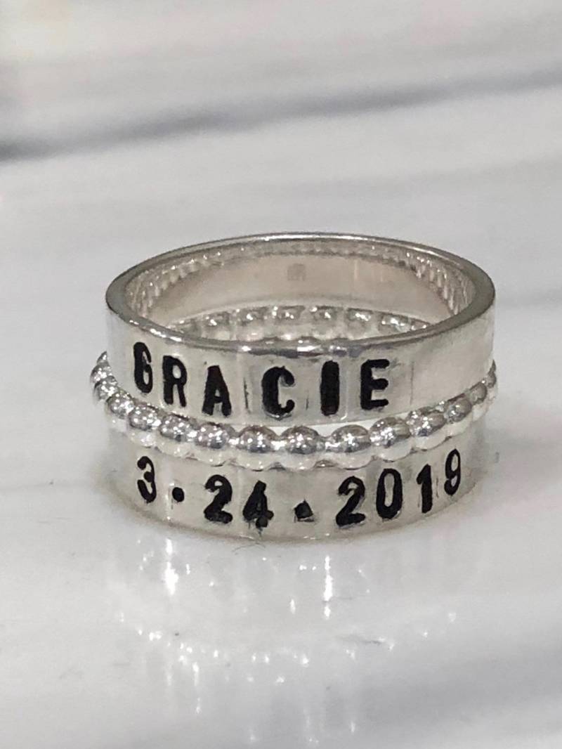 Personalisierte Sterling Silber Stacking Name Ringe - Hand Gestempelt Mutter Ring Set von kandsimpressions