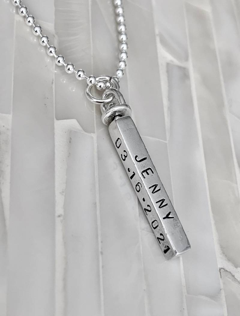 Vierseitige Bar Halskette - Name, Datum Charm Graduierung Geschenk Mutter Jahrestag Sterling Silber Muttertag Vierseitige Bar Halskette - Name, Datum Charm Graduierung Geschenk Mutter Jahrestag Sterling Silber Muttertag von kandsimpressions
